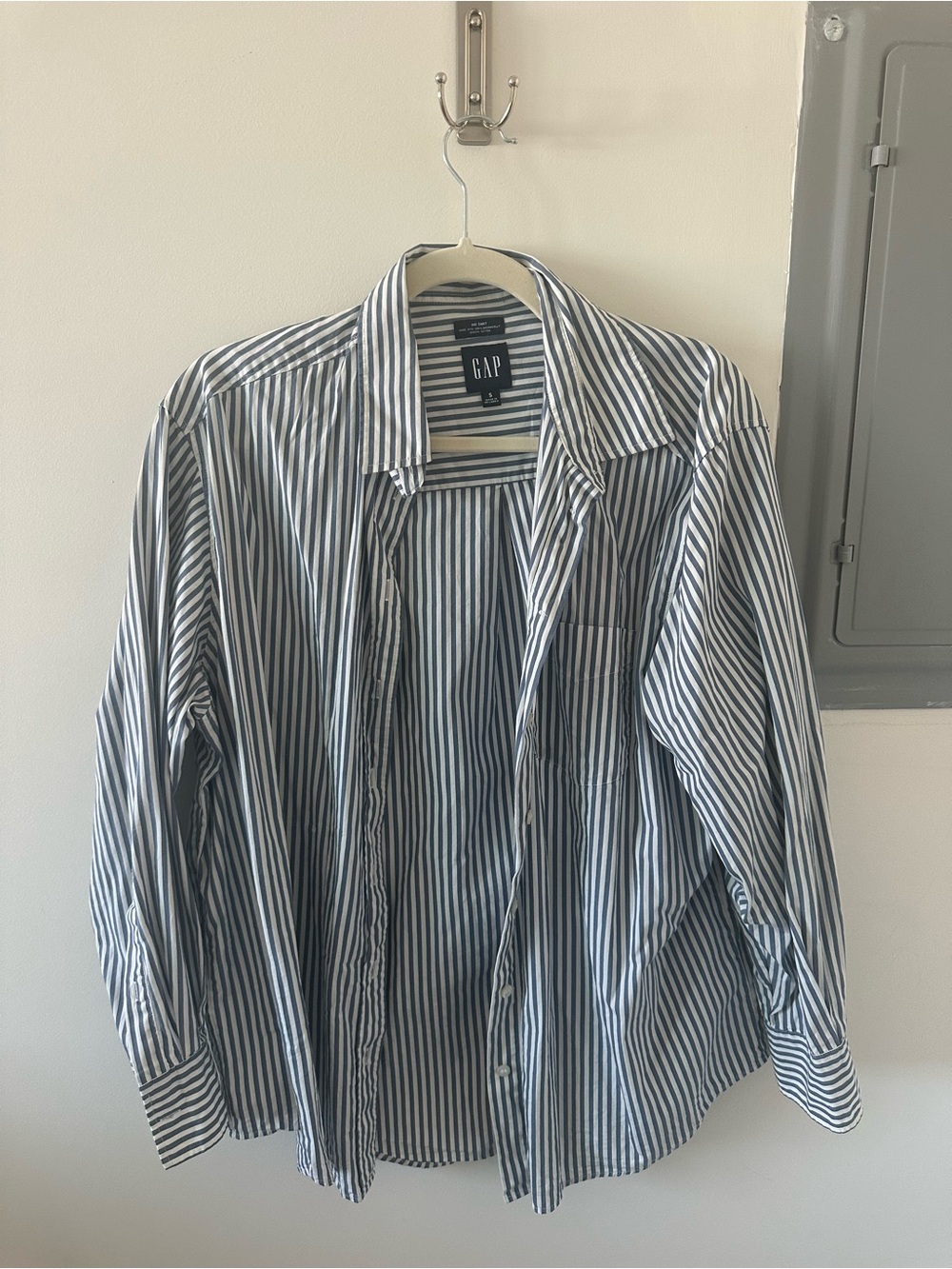 GAP Men’s Navy and White Vertical Stripe Button-Down Shirt